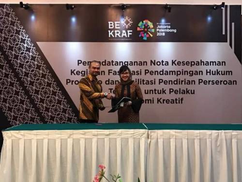 Penandatanganan Nota Kesepahaman antara BE KRAFT dengan INI dalam memfasilitasi pelaku usaha kecil dan mikro di sektor ekonomi kreatif oleh Ketua Umum PP INI ibu Yualita Widyadhari