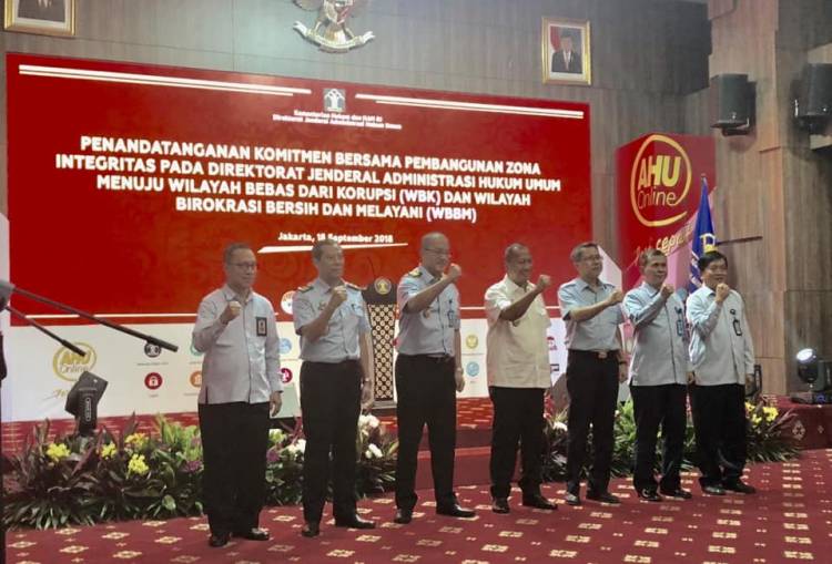 Penandatanganan Komitmen Bersama Pembangunan Zona Integritas pada Ditjen AHU Menuju Wilayah Bebas dari Korupsi (WBK) dan Wilayah Birokrasi Bersih dan Melayani (WBBM)